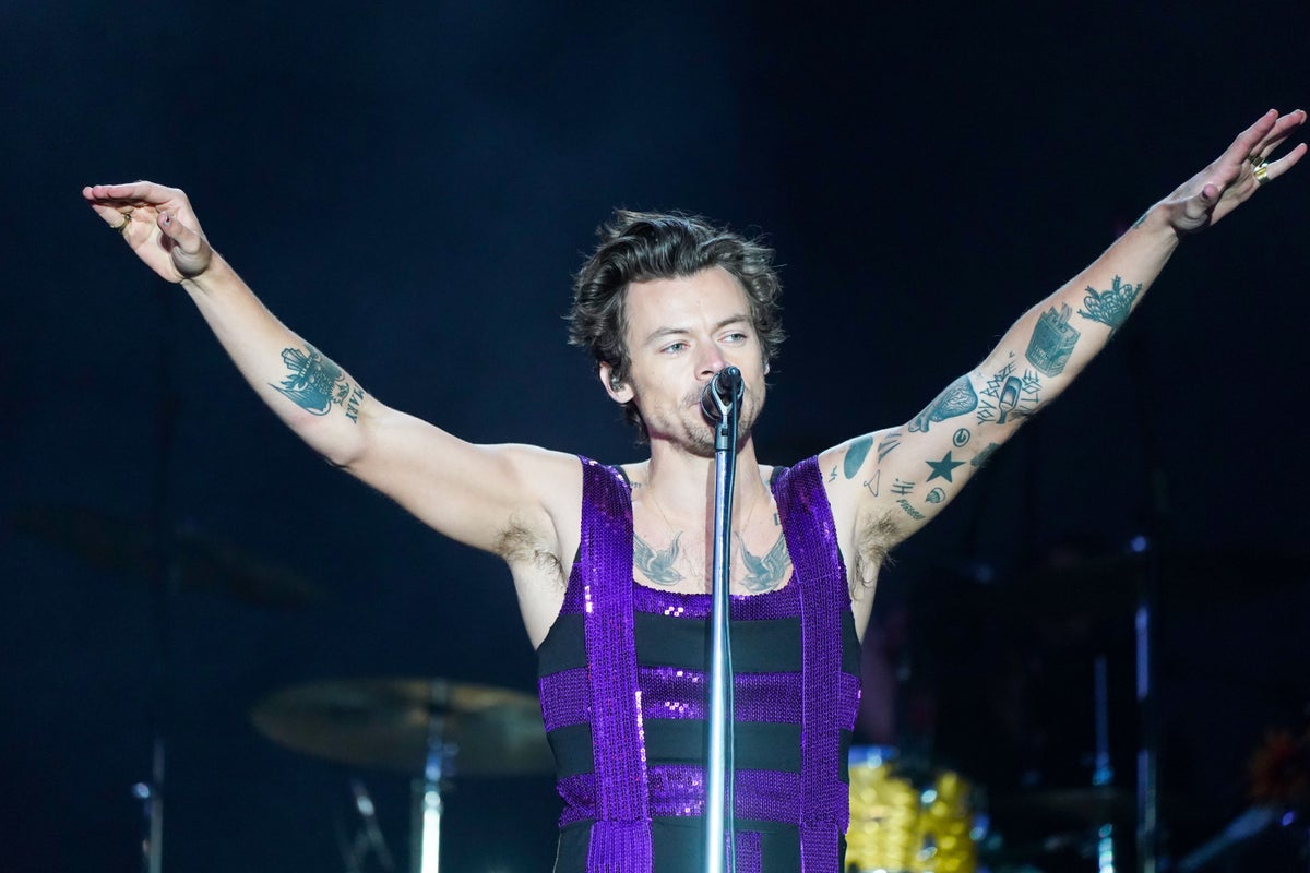 Harry Styles Briefly Collapses Onstage During London Concert Amid UK Heatwave