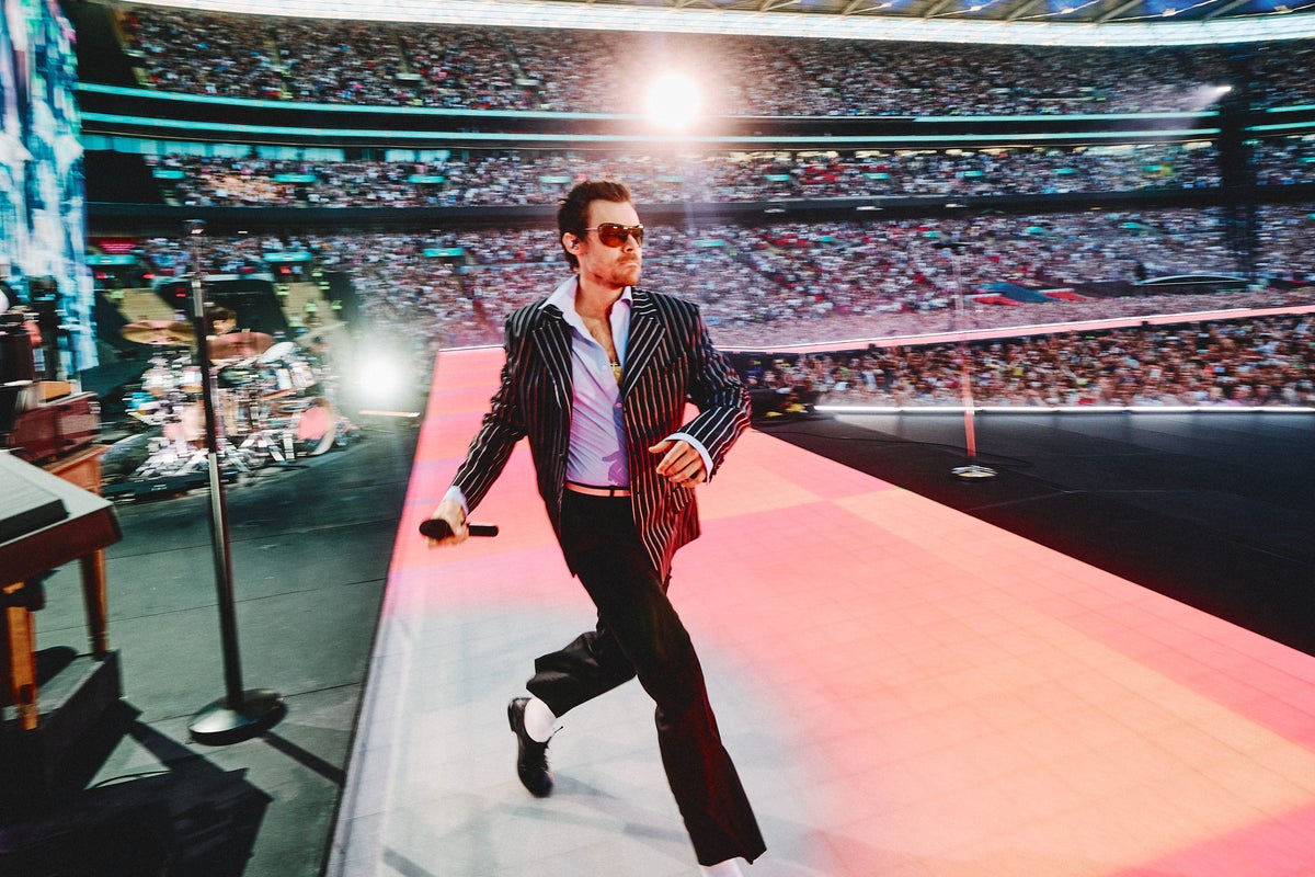 Harry Styles Honors One Direction Bandmates at Final Wembley Show